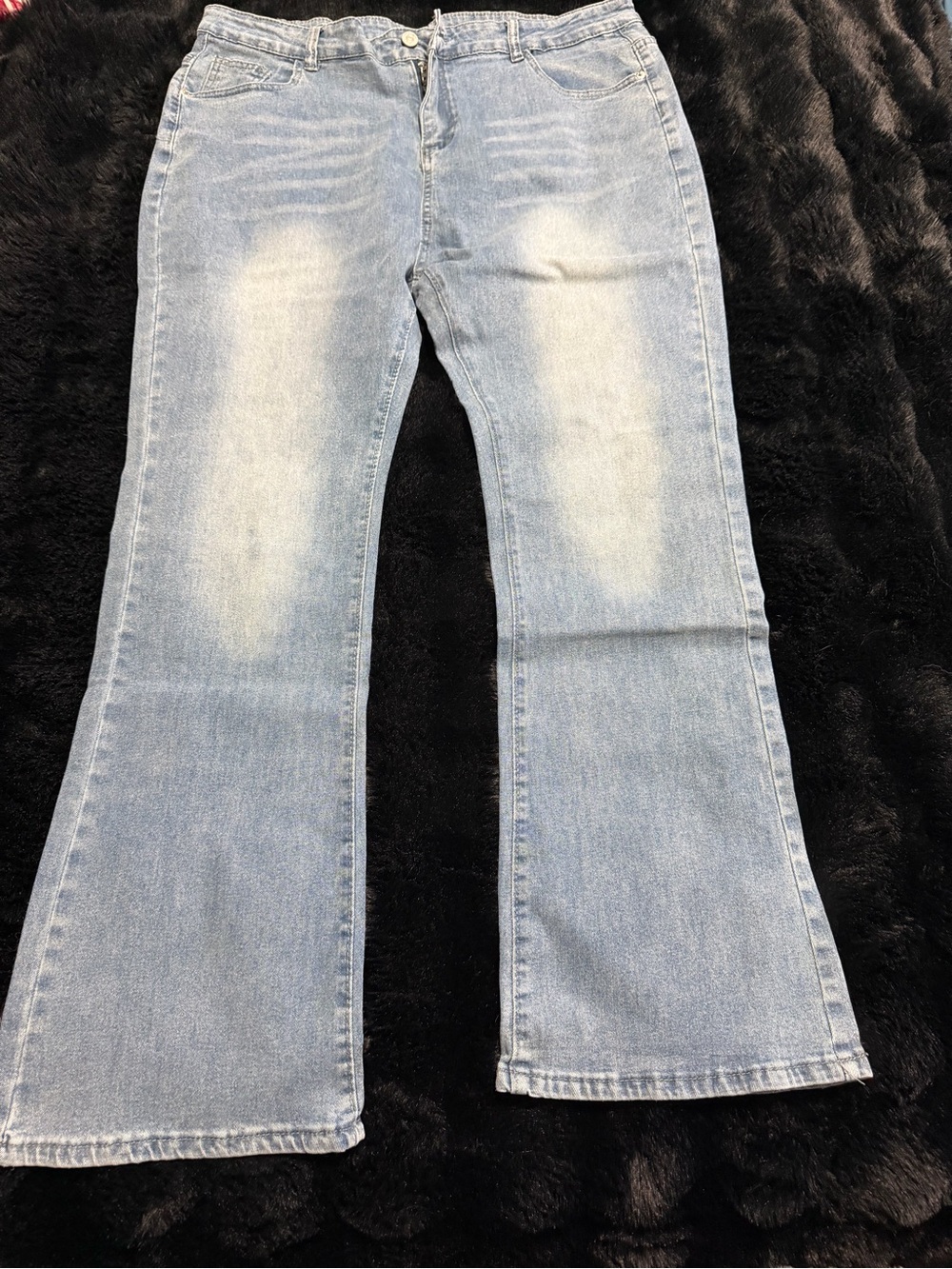 Light Wash Flared Women’s Jeans - Classic Denim